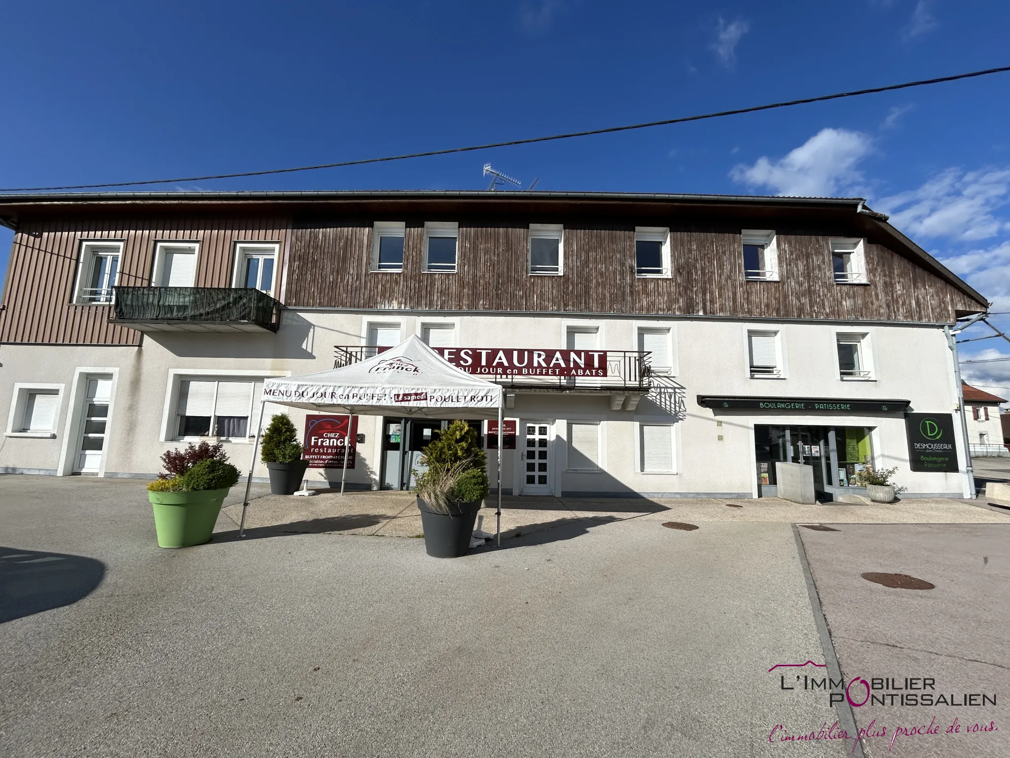 Combles à aménager de 115 m² à Frasne, potentiel de rénovation, 3 velux, central dans le village 