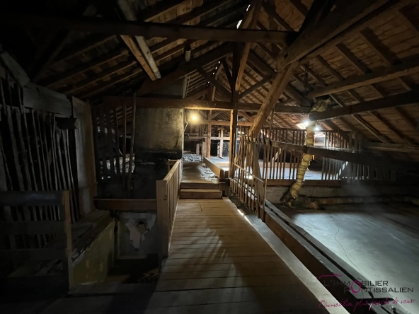 Combles à aménager de 115 m² à Frasne, potentiel de rénovation, 3 velux, central dans le village 