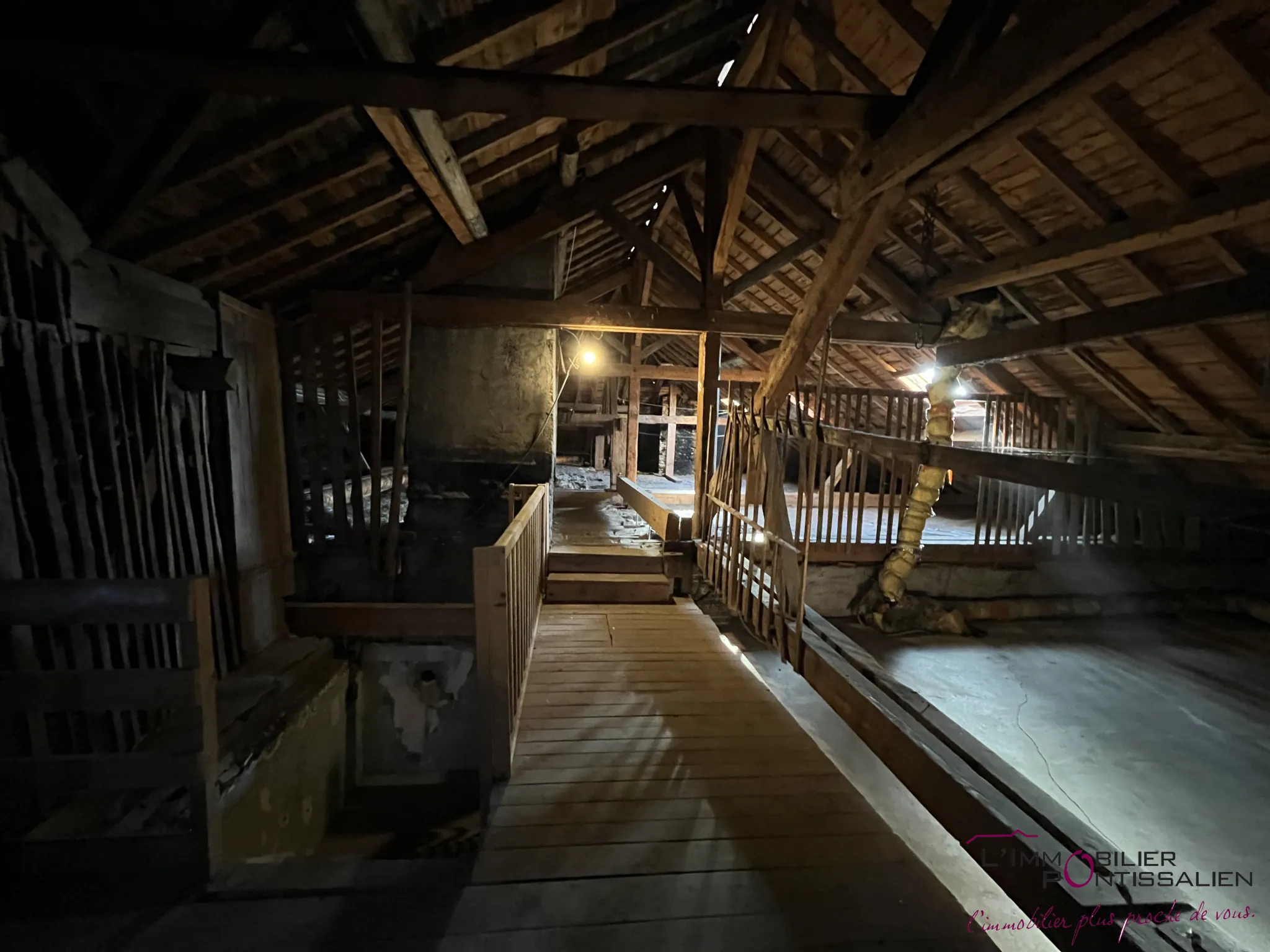 Combles à aménager de 115 m² à Frasne, potentiel de rénovation, 3 velux, central dans le village 