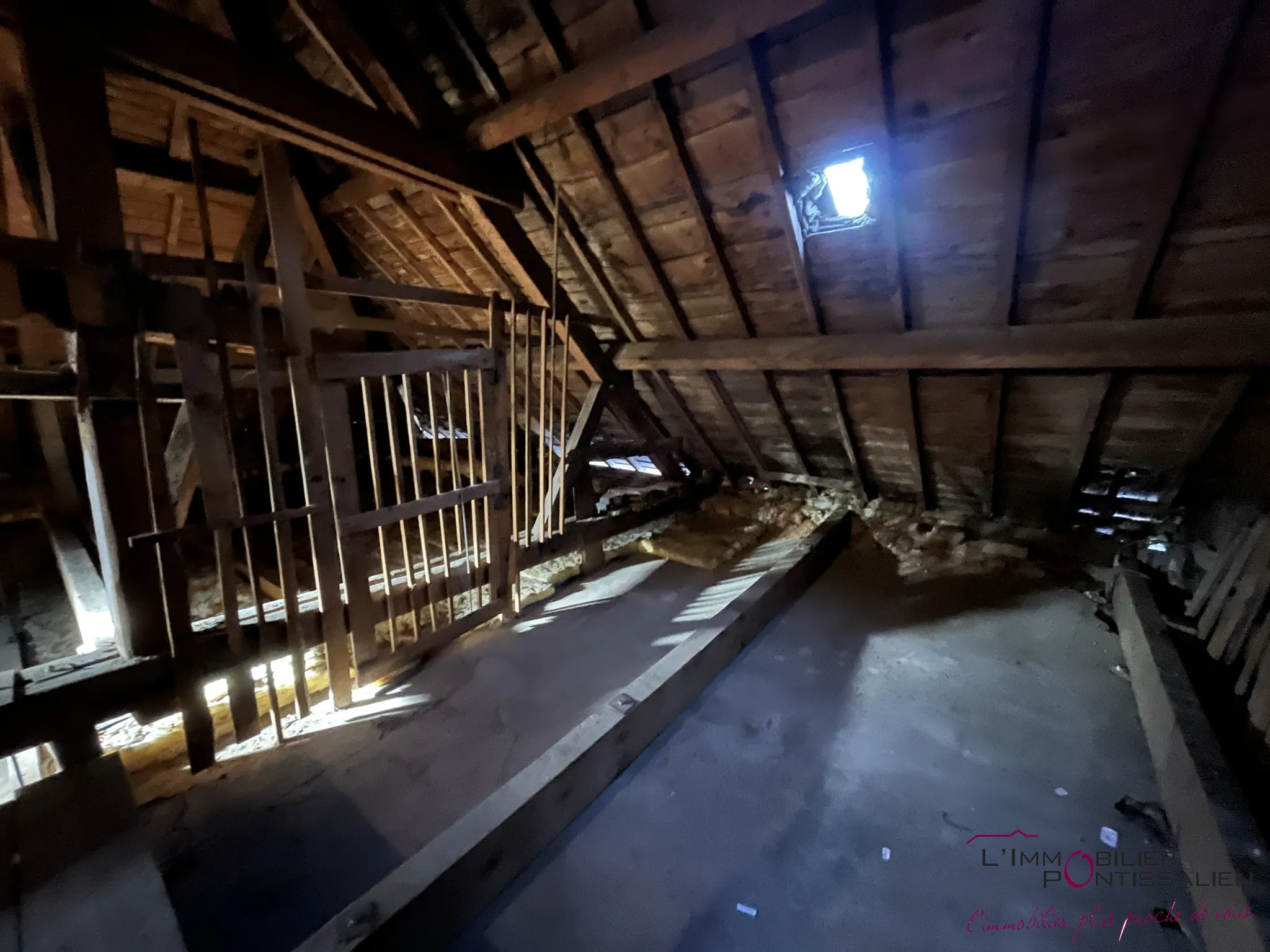 Combles à aménager de 115 m² à Frasne, potentiel de rénovation, 3 velux, central dans le village 