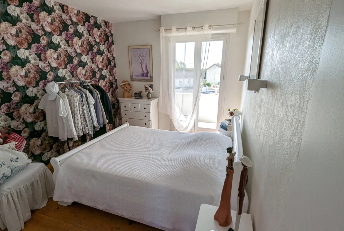 Appartement à Magne de 119 m² avec 4 chambres, cour et balcon 