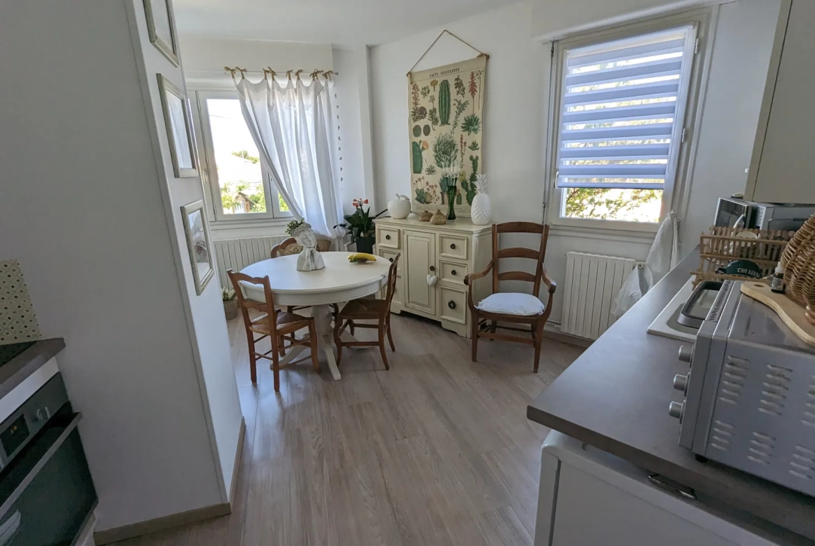 Appartement à Magne de 119 m² avec 4 chambres, cour et balcon 