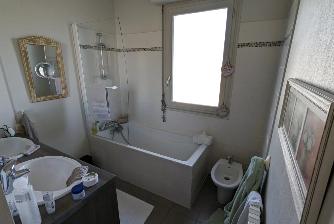 Appartement à Magne de 119 m² avec 4 chambres, cour et balcon 