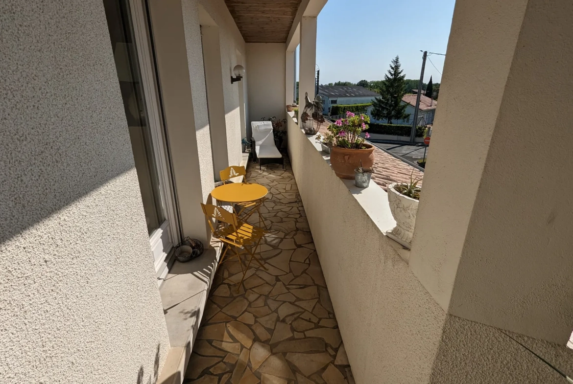 Appartement à Magne de 119 m² avec 4 chambres, cour et balcon 