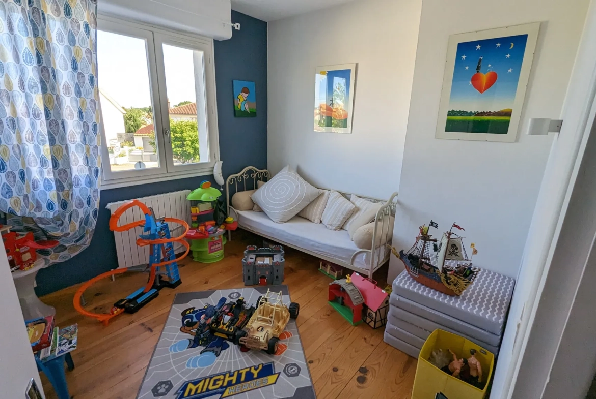 Appartement à Magne de 119 m² avec 4 chambres, cour et balcon 