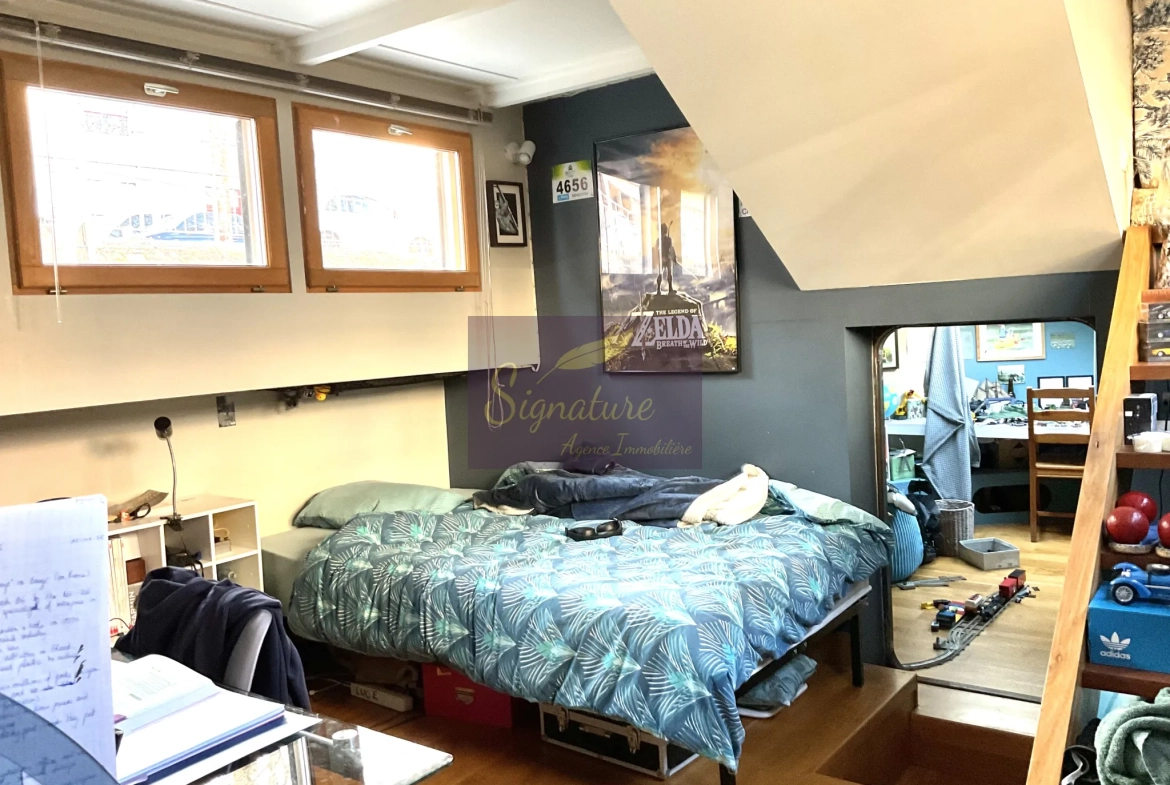 Péniche aménagée à vendre au centre du Mans, espace flottant unique de 80 m² 