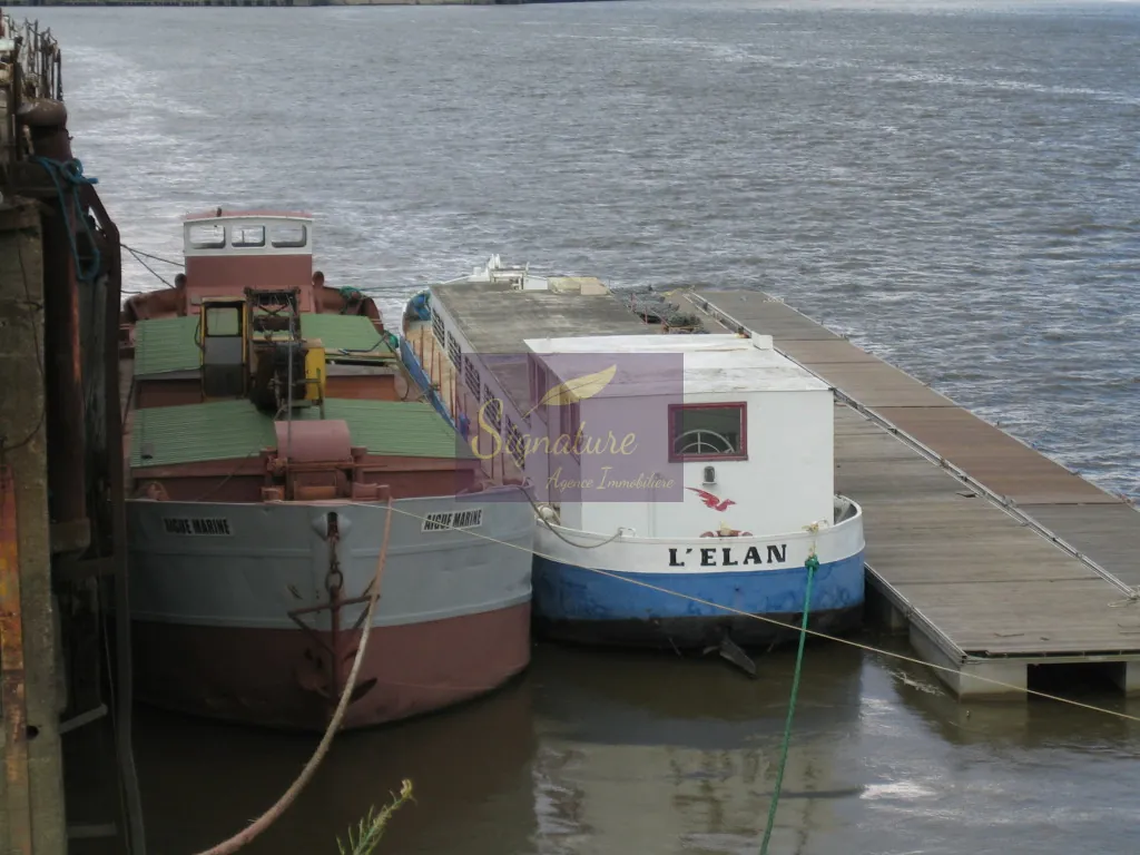 Péniche aménagée à vendre au centre du Mans, espace flottant unique de 80 m² 