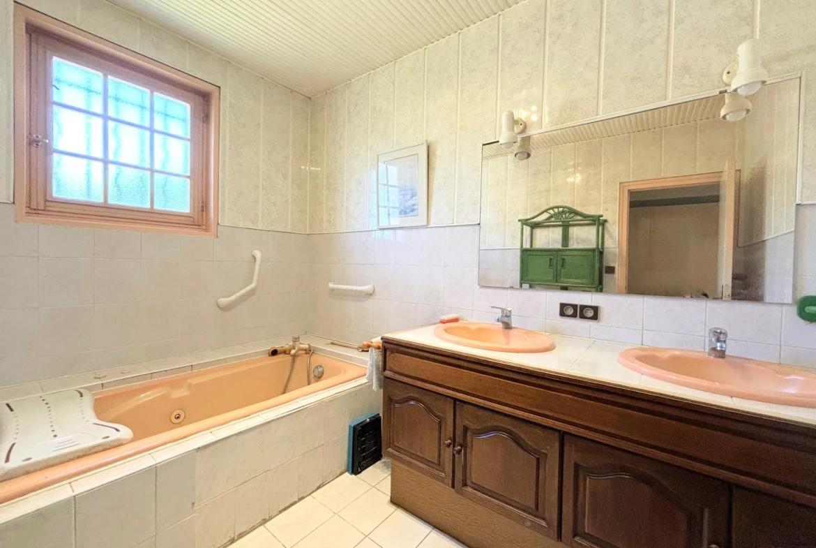 Grande maison familiale à Saint Cyprien avec piscine et terrain spacieux 