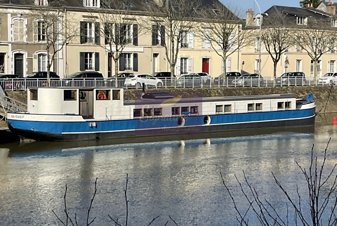 Péniche aménagée à vendre au centre du Mans, espace flottant unique de 80 m² 