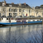 Péniche aménagée à vendre au centre du Mans, espace flottant unique de 80 m²