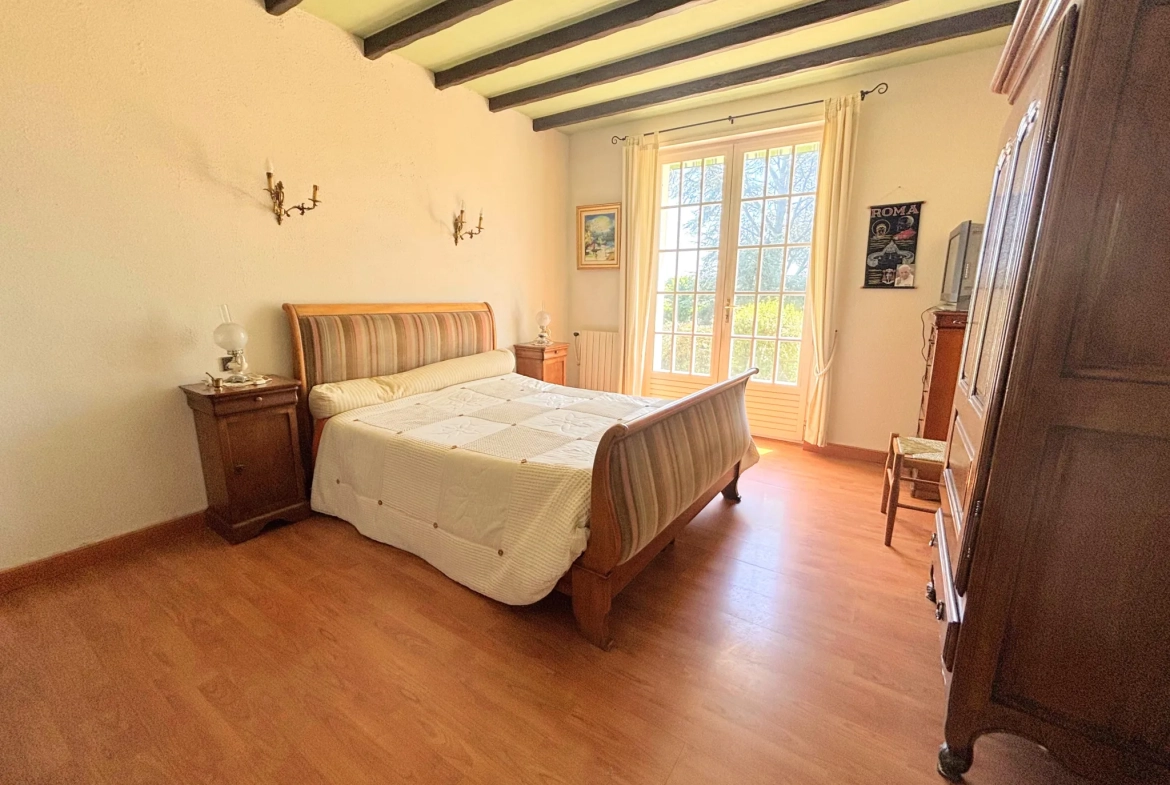 Grande maison familiale à Saint Cyprien avec piscine et terrain spacieux 