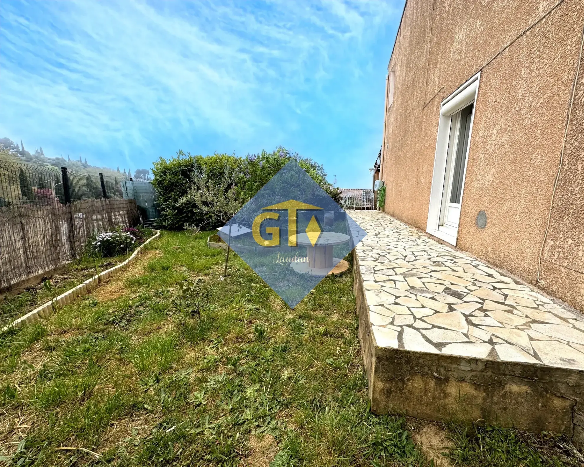 Maison spacieuse de 138 m² avec 5 chambres à Laudun, terrain et garage 