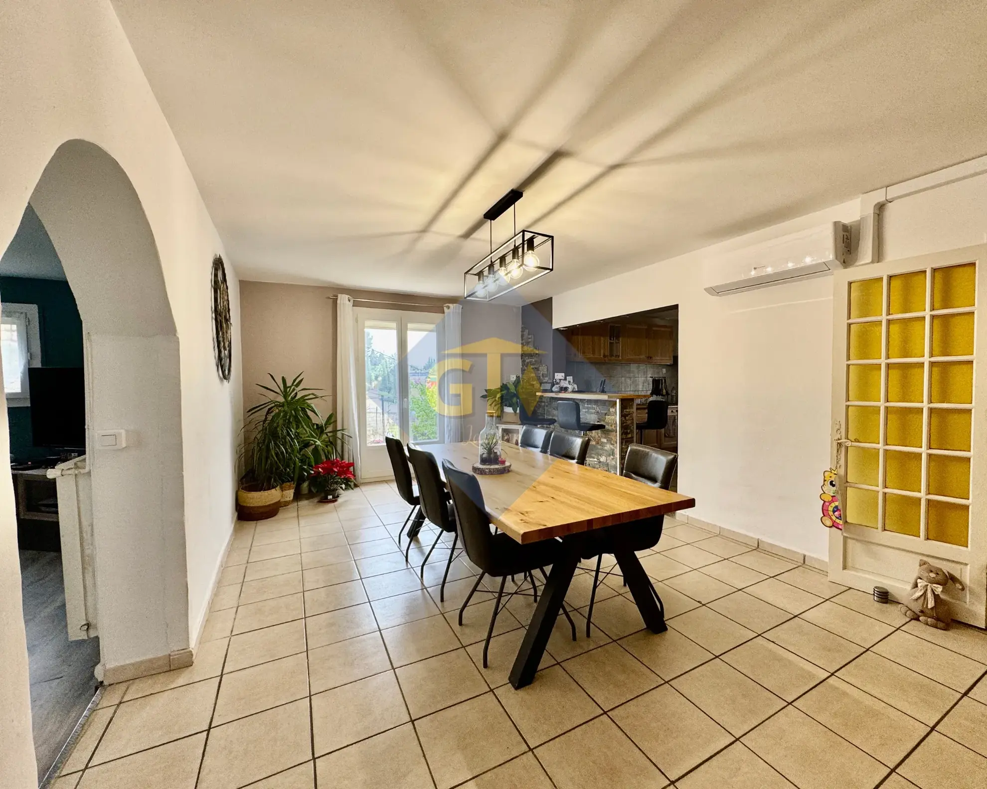 Maison spacieuse de 138 m² avec 5 chambres à Laudun, terrain et garage 