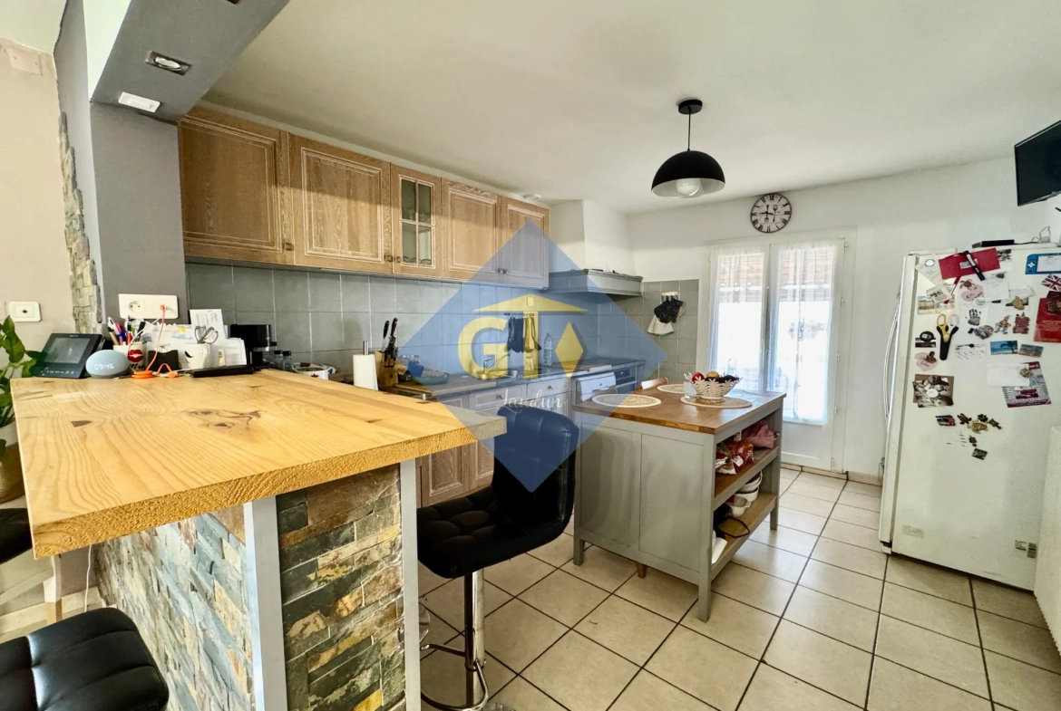 Maison spacieuse de 138 m² avec 5 chambres à Laudun, terrain et garage 