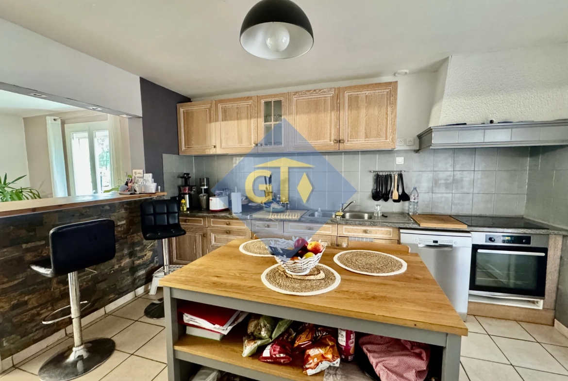 Maison spacieuse de 138 m² avec 5 chambres à Laudun, terrain et garage 