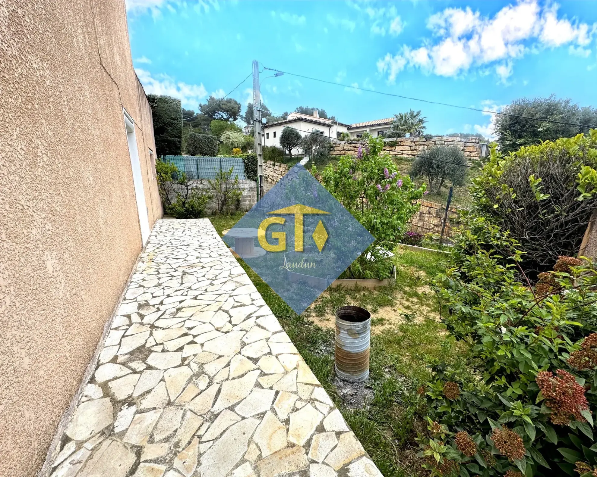 Maison spacieuse de 138 m² avec 5 chambres à Laudun, terrain et garage 