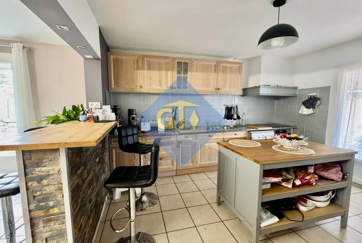Maison spacieuse de 138 m² avec 5 chambres à Laudun, terrain et garage 