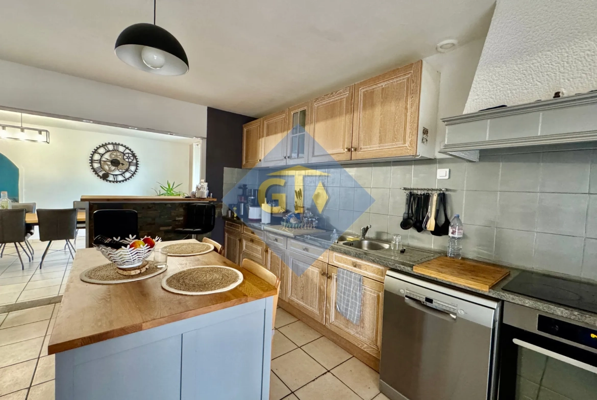Maison spacieuse de 138 m² avec 5 chambres à Laudun, terrain et garage 