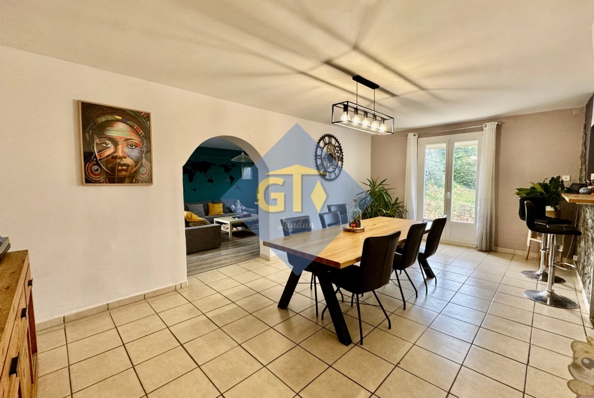 Maison spacieuse de 138 m² avec 5 chambres à Laudun, terrain et garage 
