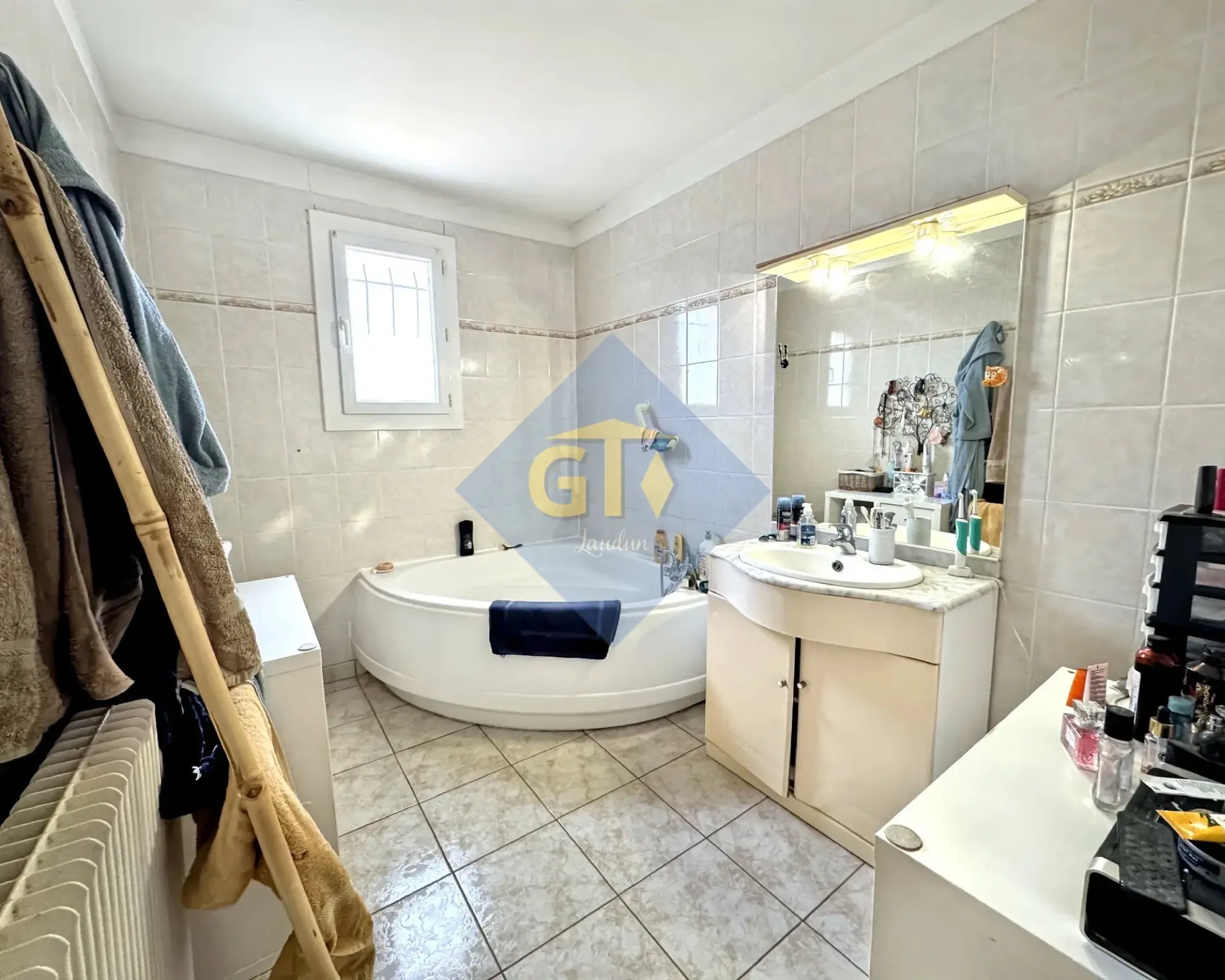 Maison spacieuse de 138 m² avec 5 chambres à Laudun, terrain et garage 