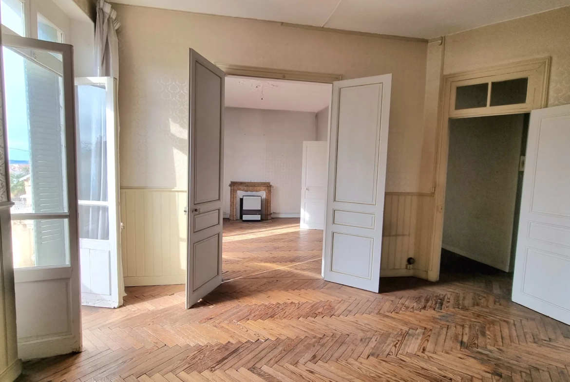 Appartement à vendre de 127m² dans la rue Bertrand Barrère à Tarbes 