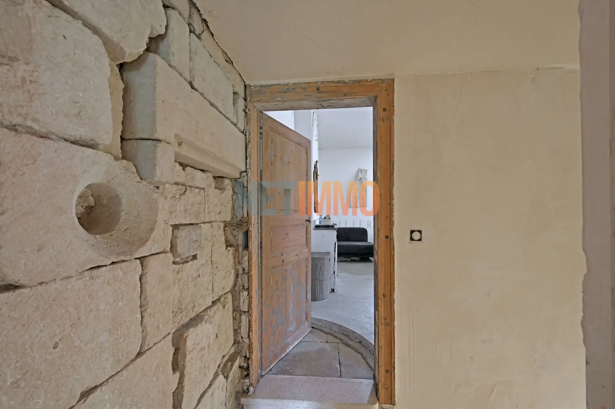 Maison de village avec cour et dépendances à Aimargues, Potentiel à exploiter 