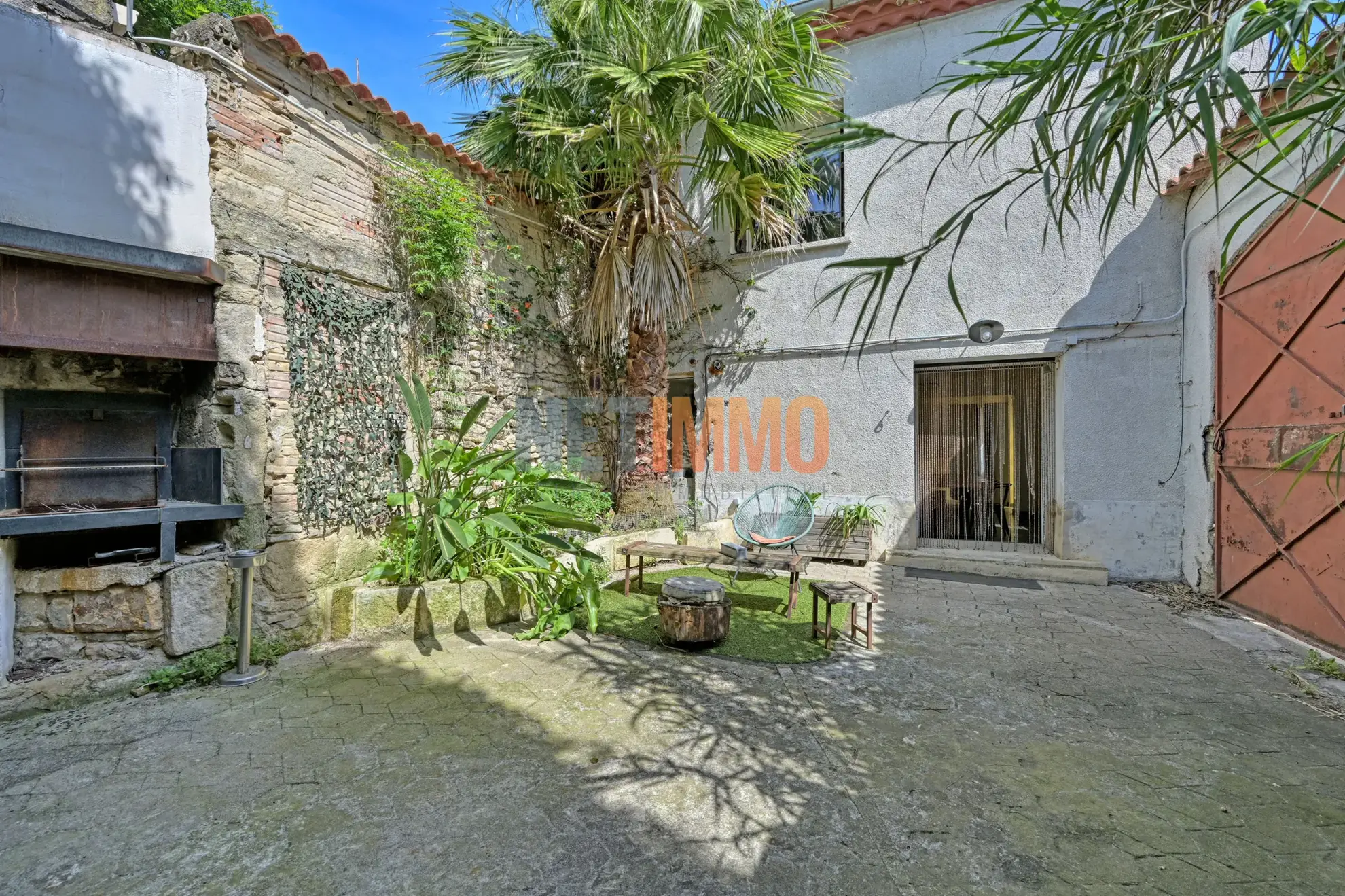 Maison de village avec cour et dépendances à Aimargues, Potentiel à exploiter 
