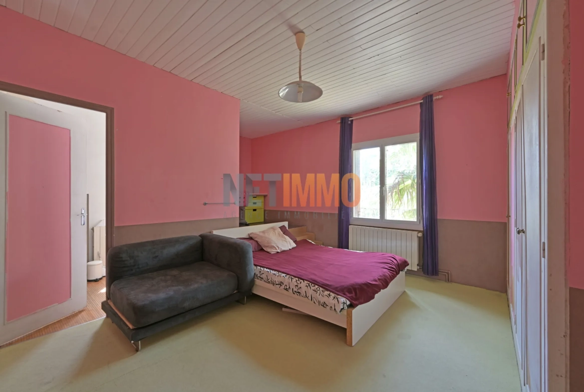 Maison de village avec cour et dépendances à Aimargues, Potentiel à exploiter 