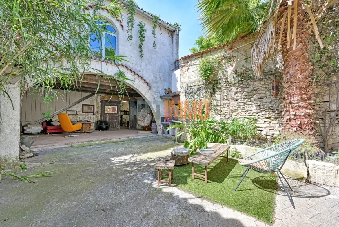 Maison de village avec cour et dépendances à Aimargues, Potentiel à exploiter 