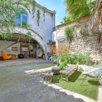 Maison de village avec cour et dépendances à Aimargues, Potentiel à exploiter