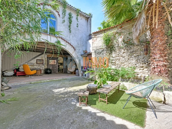 Maison de village avec cour et dépendances à Aimargues, Potentiel à exploiter