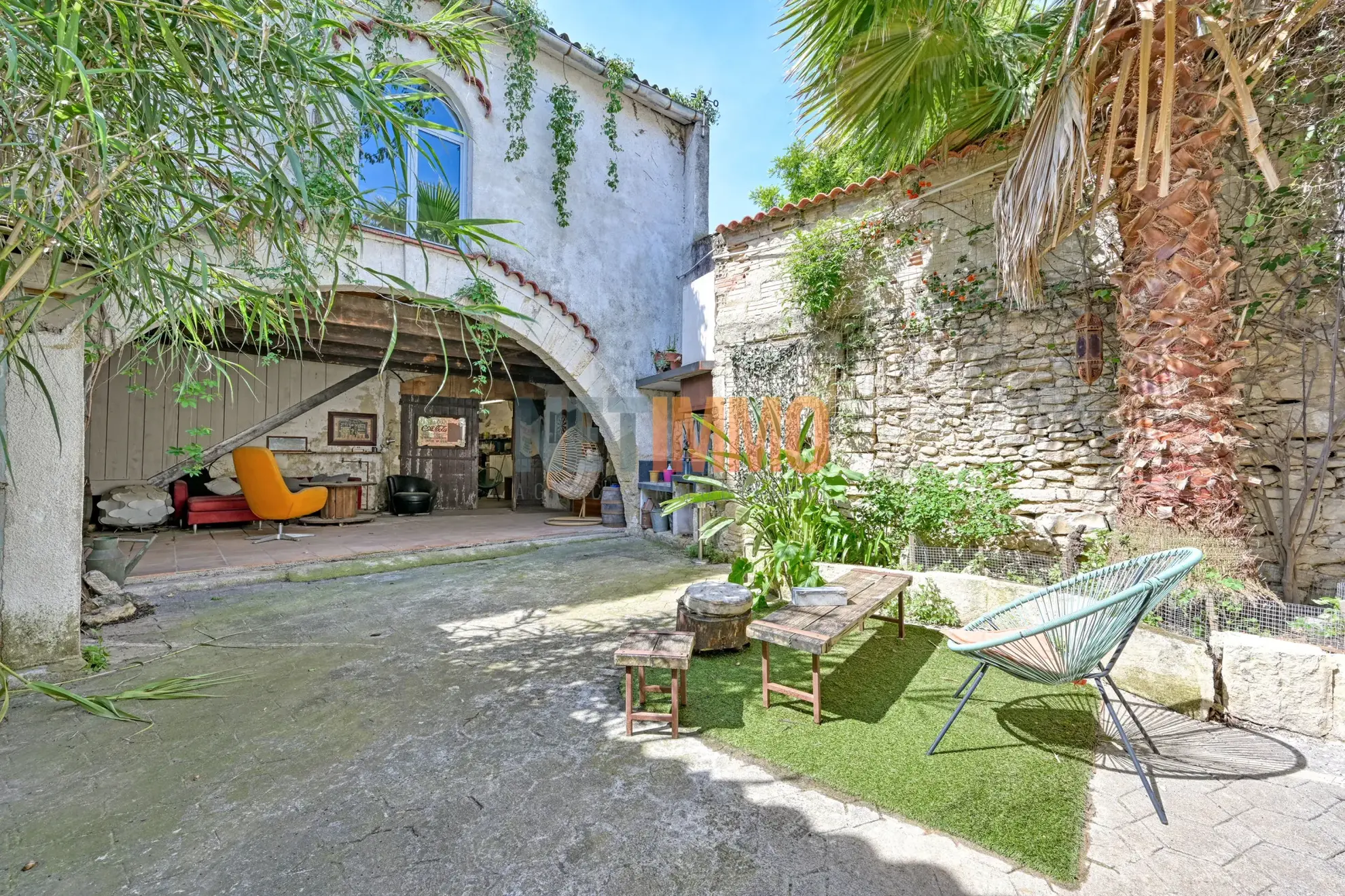 Maison de village avec cour et dépendances à Aimargues, Potentiel à exploiter 