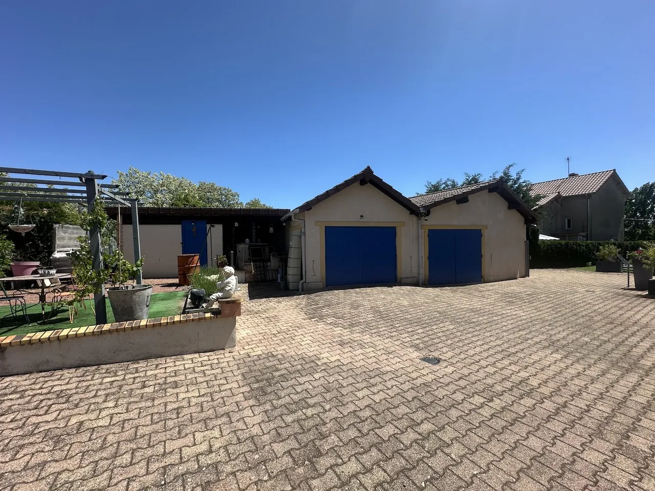 Maison de 107 m² avec piscine à Artaix en vente - Résidence confortable 