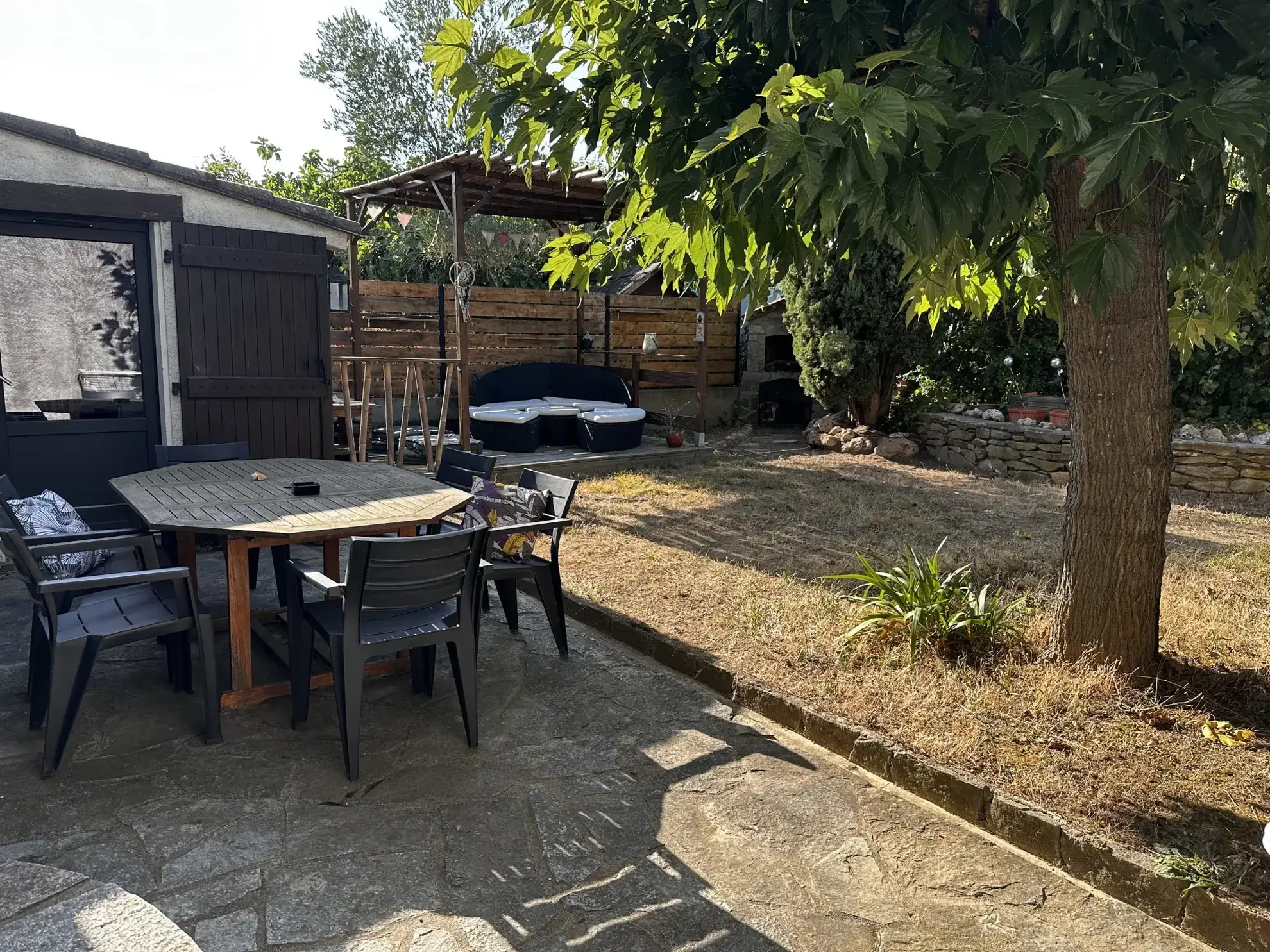 Maison T4 rénovée à Carcassonne avec jardin et garage près du centre-ville 