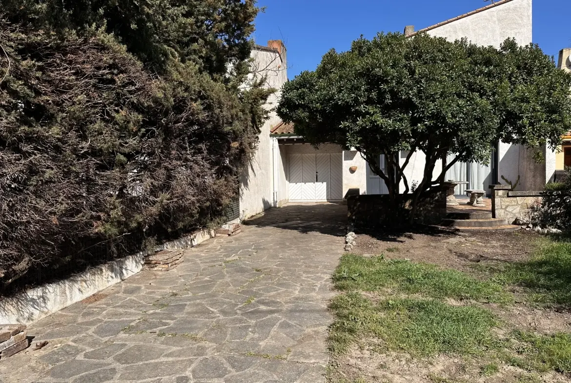 Maison T4 rénovée à Carcassonne avec jardin et garage près du centre-ville 