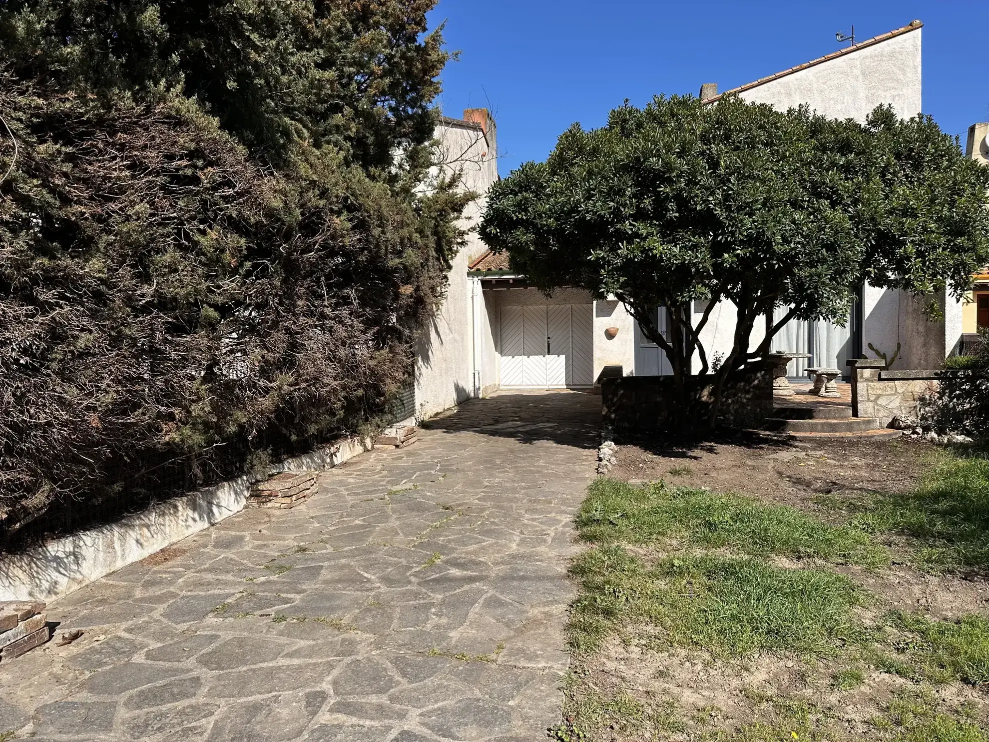 Maison T4 rénovée à Carcassonne avec jardin et garage près du centre-ville 