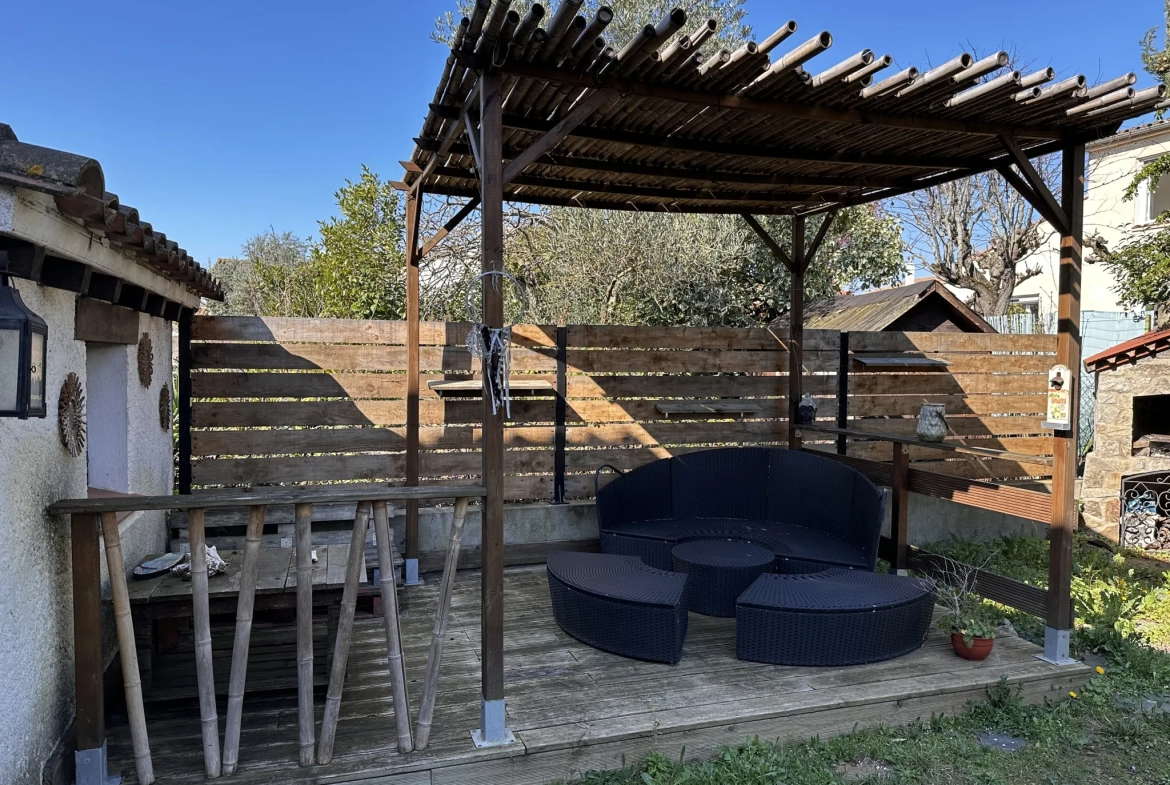 Maison T4 rénovée à Carcassonne avec jardin et garage près du centre-ville 
