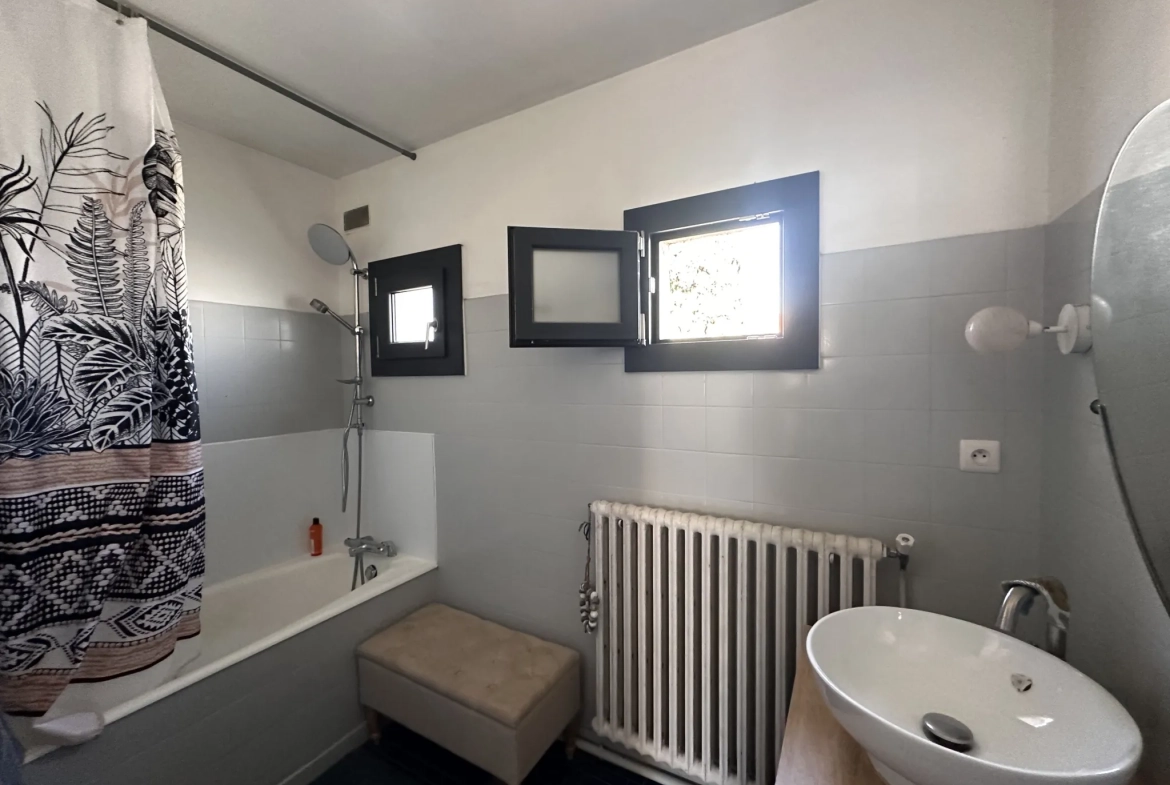 Maison T4 rénovée à Carcassonne avec jardin et garage près du centre-ville 