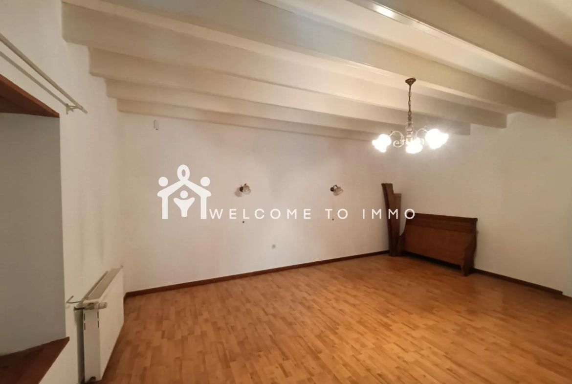 Maison à vendre à La Ronde - 200 m² en campagne avec dépendances à rénover 
