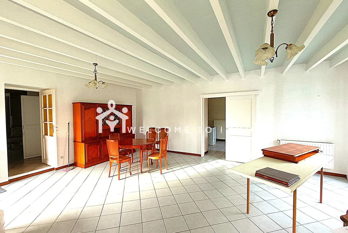 Maison à vendre à La Ronde - 200 m² en campagne avec dépendances à rénover 