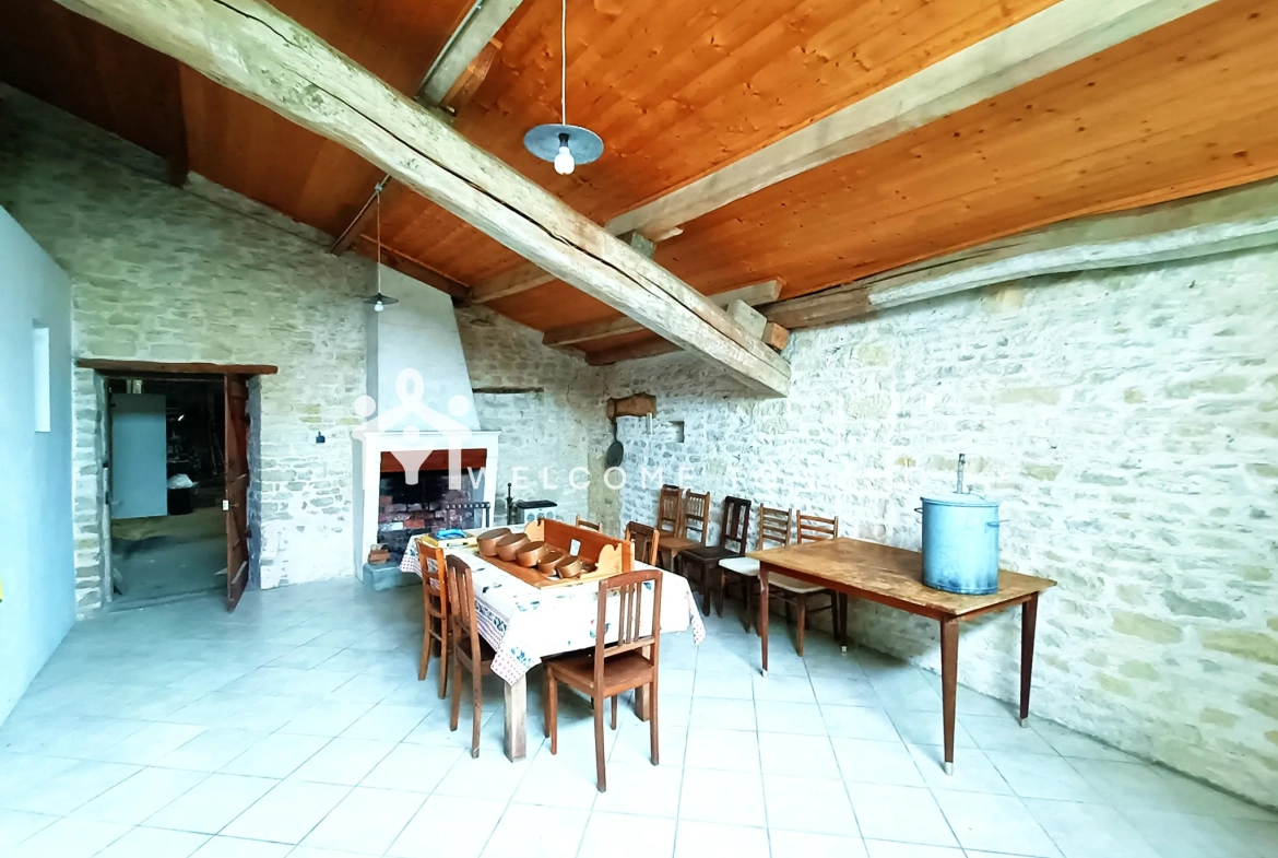 Maison à vendre à La Ronde - 200 m² en campagne avec dépendances à rénover 