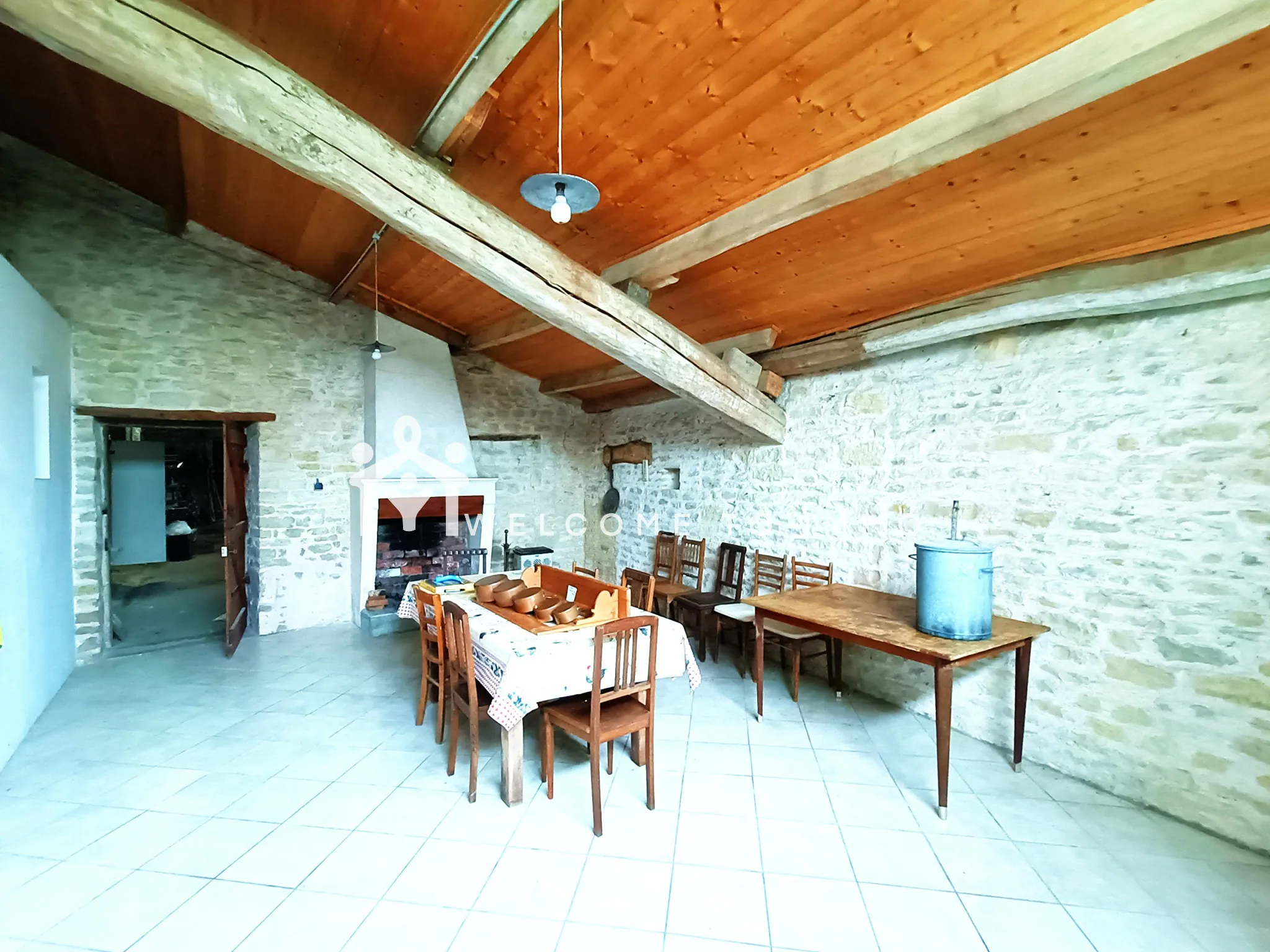 Maison à vendre à La Ronde - 200 m² en campagne avec dépendances à rénover 