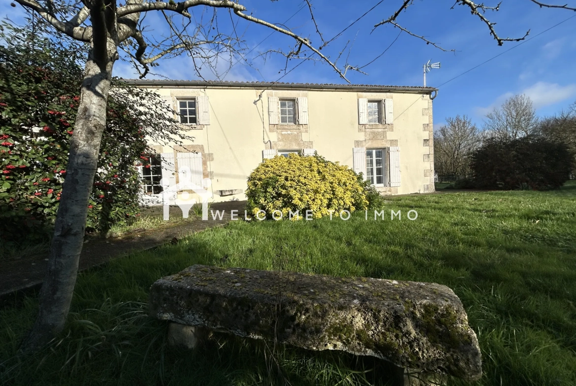 Maison à vendre à La Ronde - 200 m² en campagne avec dépendances à rénover 