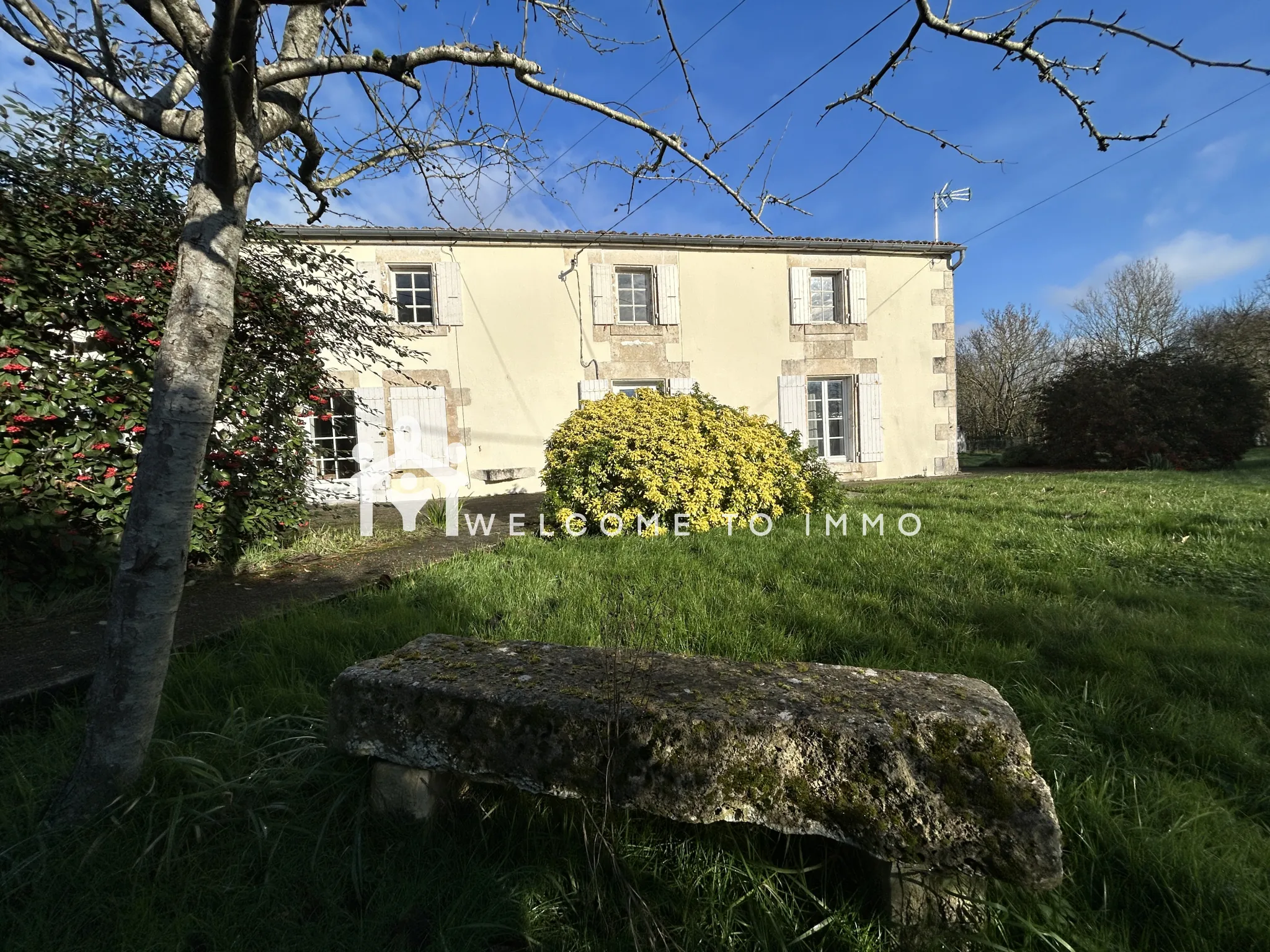 Maison à vendre à La Ronde - 200 m² en campagne avec dépendances à rénover 