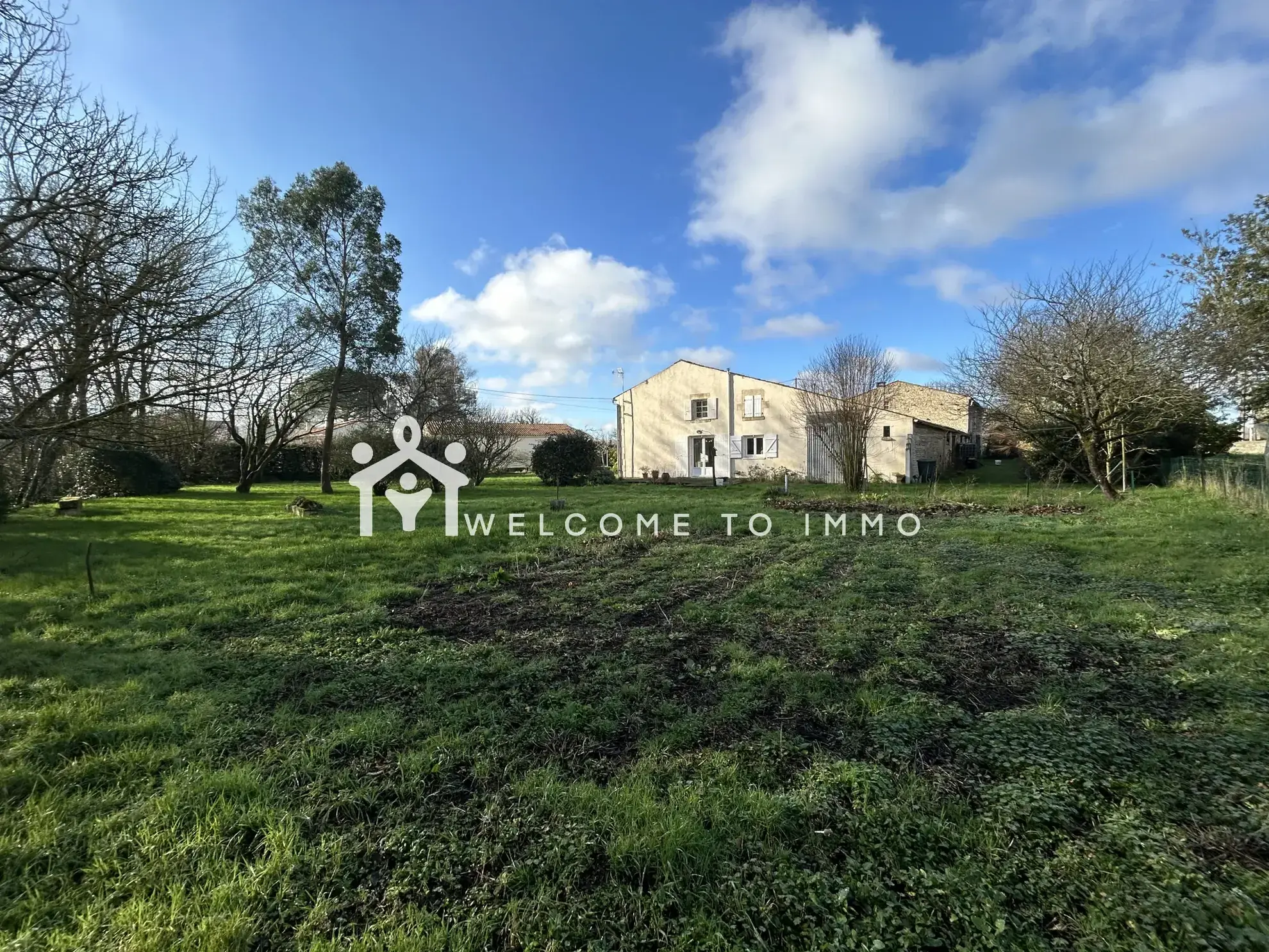Maison à vendre à La Ronde - 200 m² en campagne avec dépendances à rénover 