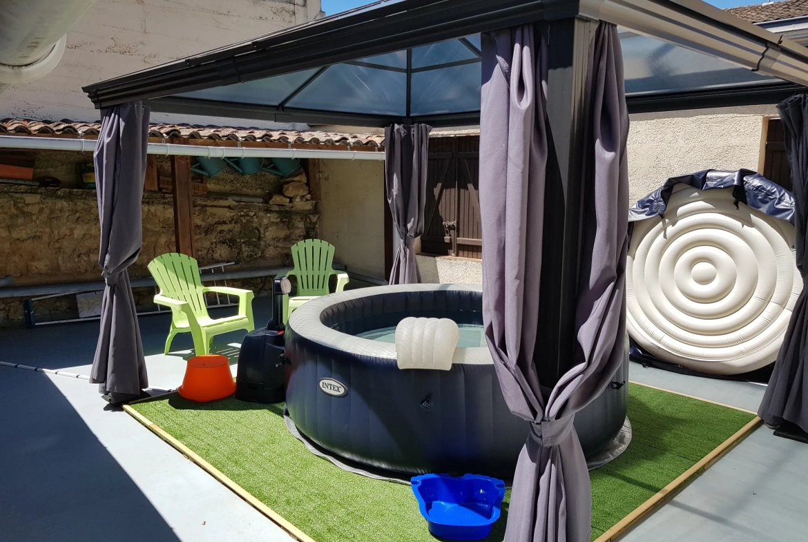 Maison de ville de 150 m² avec terrasses et garage à La Réole 