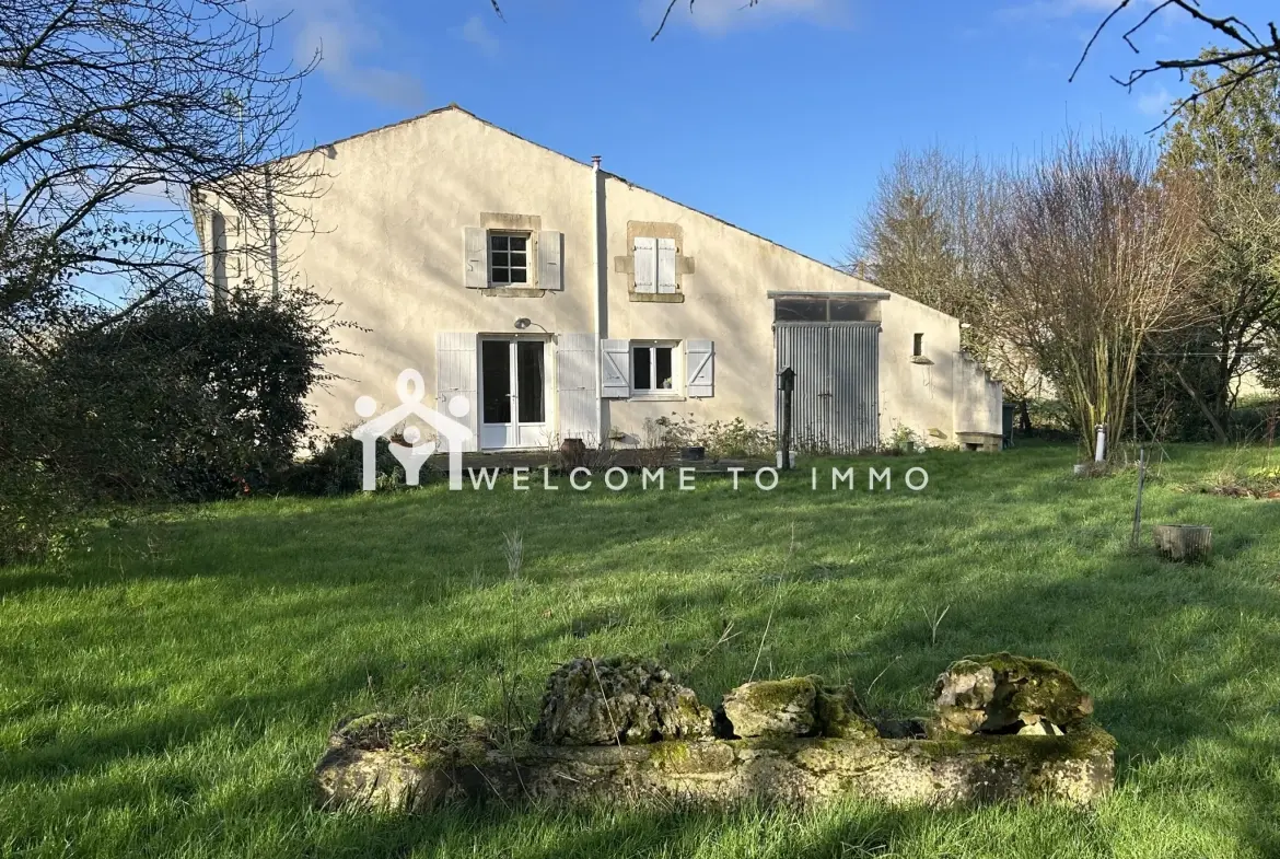Maison à vendre à La Ronde - 200 m² en campagne avec dépendances à rénover 