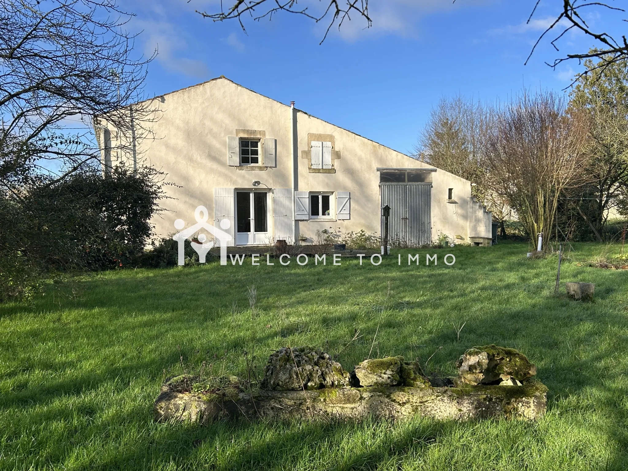 Maison à vendre à La Ronde - 200 m² en campagne avec dépendances à rénover 