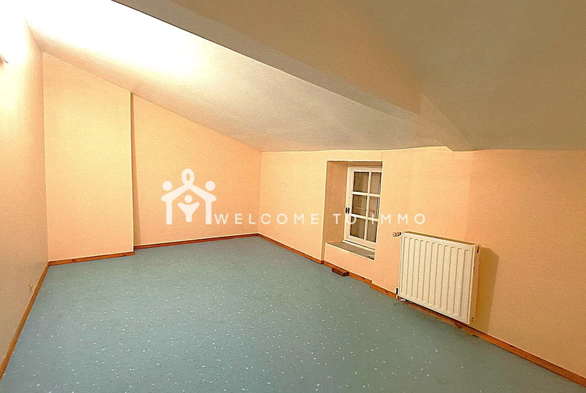 Maison à vendre à La Ronde - 200 m² en campagne avec dépendances à rénover 