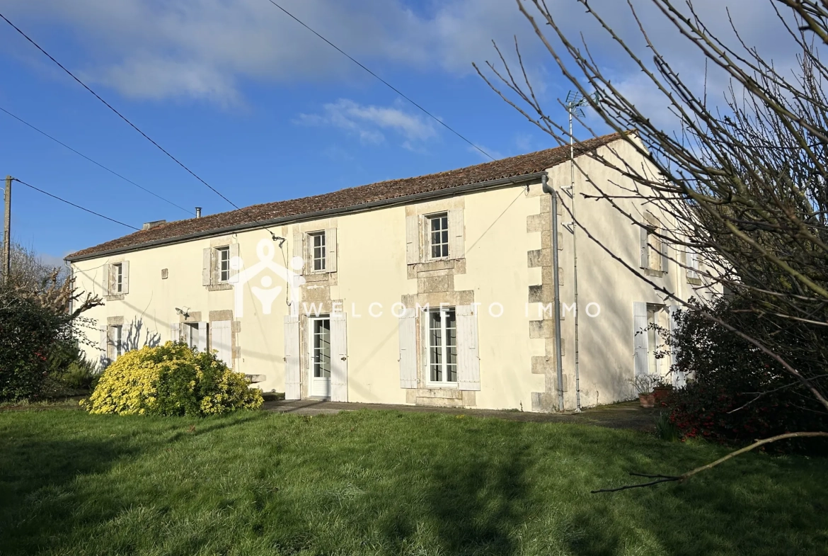 Maison à vendre à La Ronde - 200 m² en campagne avec dépendances à rénover 